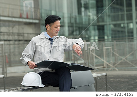 ビジネスマン 建築現場 屋外 建設業 ビジネスイメージ ビジネスマン 建築現場 屋外 建設業 ビジネスイメージ 37354155