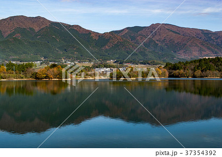 塩出池と秋の那岐連山 37354392