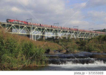 東北本線・黒川鉄橋を渡る貨物列車（交流電気時代） 37355009