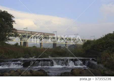 黒川鉄橋を渡る旧型客車列車 37355236