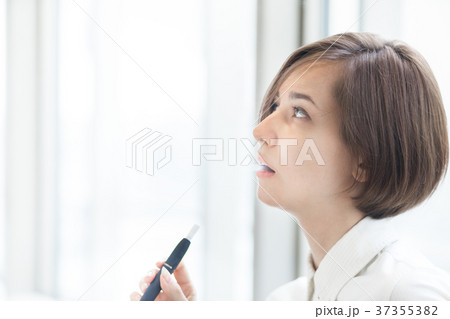 電子タバコを吸う若い女性 37355382
