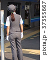陽光に映える女性車掌さんの後ろ姿 37355667