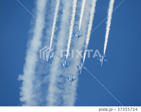 鮮やかにアクロバティックな飛行をするブルーインパルス 鮮やかにアクロバティックな飛行をするブルーインパルス 37355724