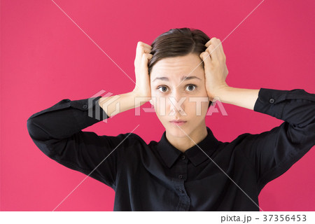 ショックを受ける若い女性のポートレート ショックを受ける若い女性のポートレート 37356453