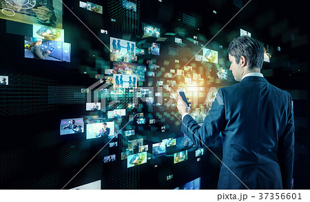 立体映像を見る男性 37356601