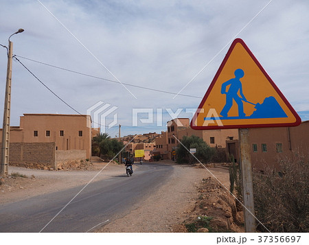 ～モロッコ、テネリール～工事中標識 37356697
