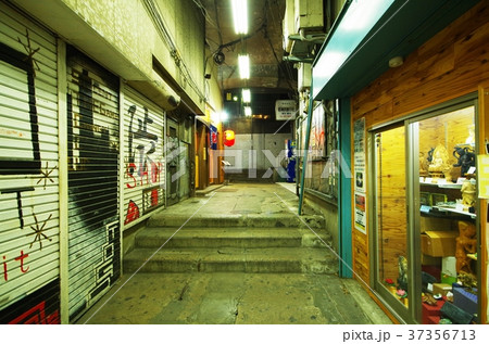 神戸 元町高架下の路地 神戸 元町高架下の路地 37356713