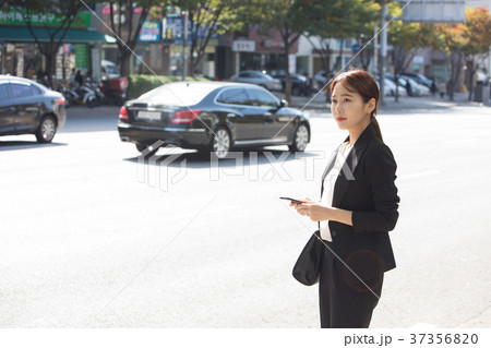 屋外 室外 若い女性 37356820