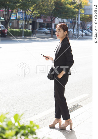 屋外 室外 若い女性 37356822