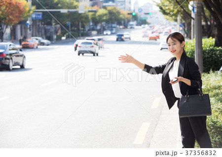 屋外 室外 若い女性 37356832