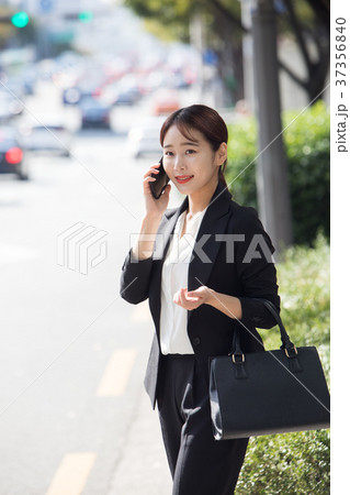 屋外 室外 若い女性 37356840