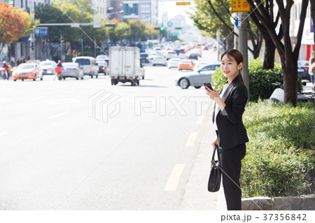 屋外 室外 若い女性 37356842