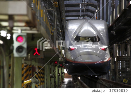 新潟新幹線車両センターで留置中の上越新幹線E4系 新潟新幹線車両センターで留置中の上越新幹線E4系 37356859