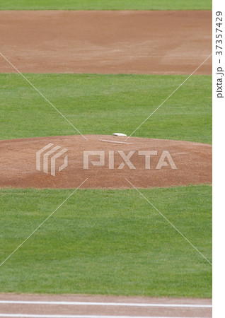 カープ本拠地マツダスタジアム ピッチャーズマウンド付近 縦長 37357429
