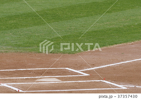 カープ本拠地マツダスタジアム バッターボックスとホームベース付近 カープ本拠地マツダスタジアム バッターボックスとホームベース付近 37357430