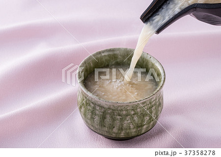 甘酒を注ぐ 甘酒を注ぐ 37358278