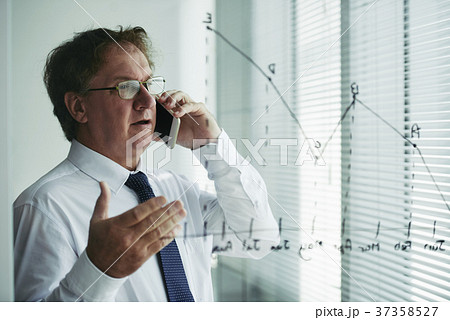 Consulting on the phone 37358527