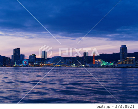 神戸港 ポートアイランドから見る中突堤の夕景 37358921