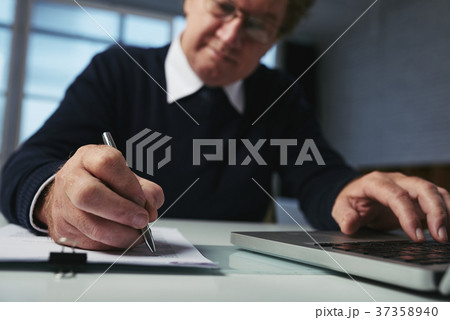Writing down ideas 37358940