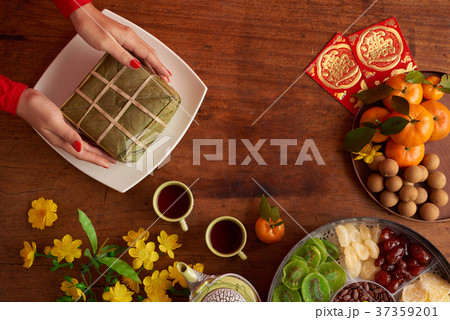 Serving rice cake 37359201