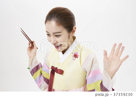 チョゴリ 若い女性 箸 37359230
