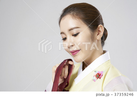 チョゴリ 若い女性 ポーズ 37359246