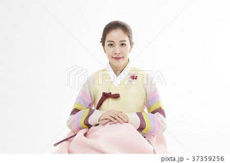 チョゴリ 若い女性 ポーズ 37359256