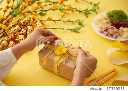 Preparing gifts 37359273