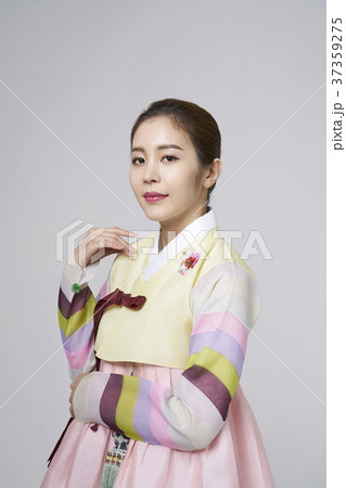チョゴリ 若い女性 ポーズ 37359275
