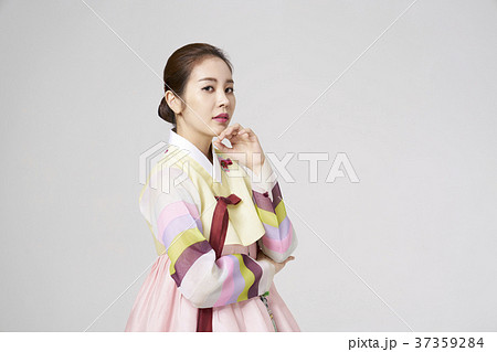 チョゴリ 若い女性 ポーズ 37359284