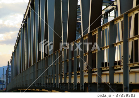 夕陽を浴びる鉄橋 東武東上線入間川橋梁　橋詰から望遠　b 37359583