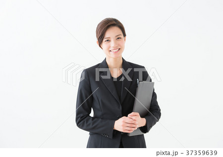 スーツ姿の笑顔の女性 スーツ姿の笑顔の女性 37359639