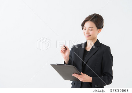 黒スーツ姿の女性 黒スーツ姿の女性 37359663