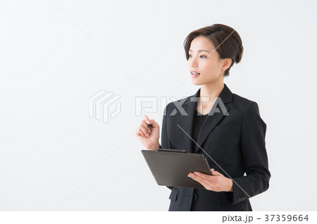 黒スーツ姿の女性 黒スーツ姿の女性 37359664