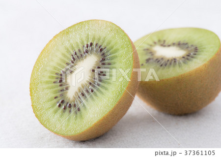 キウイフルーツ グリーンキウイ 断面 白背景 キウイフルーツ グリーンキウイ 断面 白背景 37361105