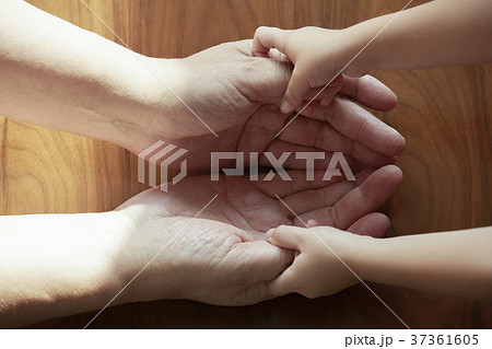 手を合わせる家族 37361605