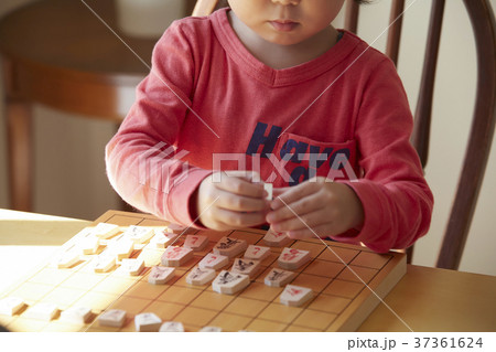 将棋をする子供 37361624