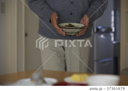 食事を用意するシニア 食事を用意するシニア 37361679