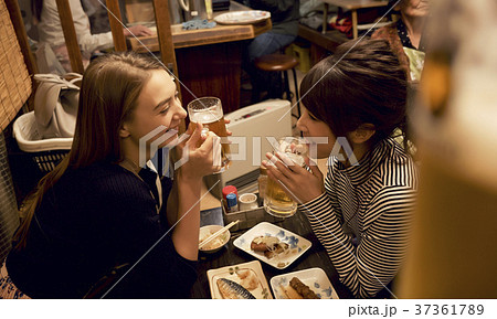 居酒屋を楽しむ外国人女性と日本人女性 居酒屋を楽しむ外国人女性と日本人女性 37361789