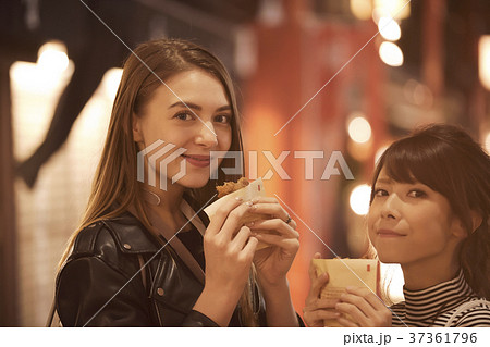 夜の東京を観光する外国人女性と日本人女性 37361796