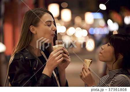 夜の東京を観光する外国人女性と日本人女性 夜の東京を観光する外国人女性と日本人女性 37361808