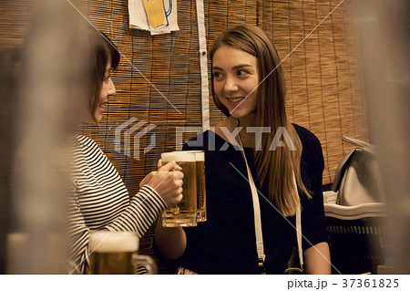 夜の東京を観光する外国人女性と日本人女性 夜の東京を観光する外国人女性と日本人女性 37361825