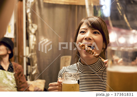 お酒を楽しむ女性 お酒を楽しむ女性 37361831