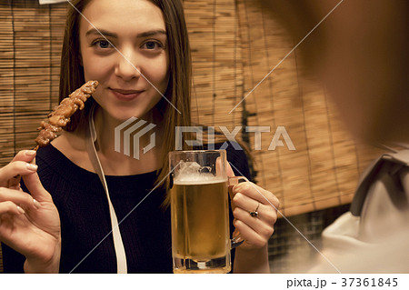 お酒を楽しむ外国人女性 37361845