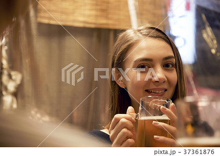お酒を楽しむ外国人女性 お酒を楽しむ外国人女性 37361876
