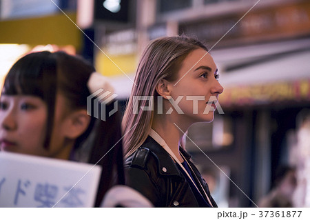 夜の東京を観光する外国人女性 夜の東京を観光する外国人女性 37361877