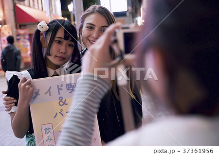 メイドと写真を撮る外国人女性 37361956