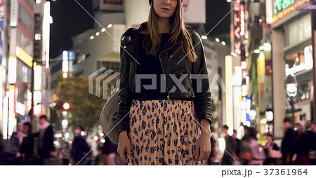 夜の東京を観光する外国人女性 夜の東京を観光する外国人女性 37361964