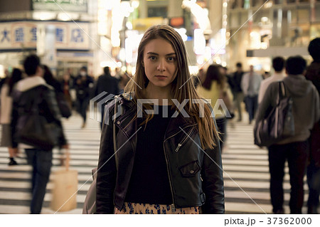 夜の東京を観光する外国人女性の写真素材