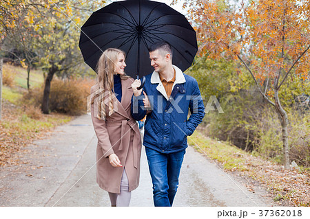 a guy with a girl go under umbrella rain a guy with a girl go under umbrella rain 37362018